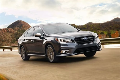 =9. Subaru Legacy 2018 (giá khởi điểm: 22,195 USD, điểm an toàn: 8,1/10).