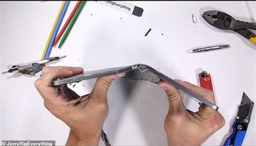 Xem màn tra tấn bẻ gãy iPad Pro 2018 dưới bàn tay của JerrRig Everthing