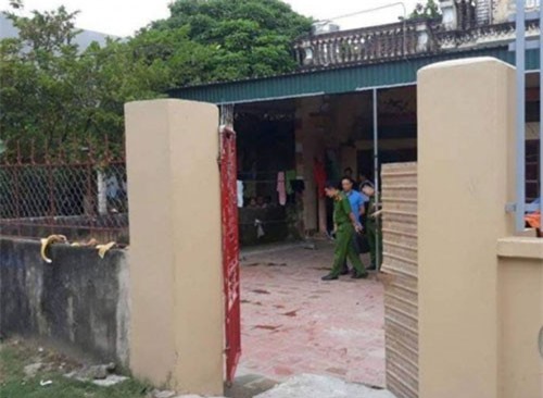 Vừa mở cổng, nam thanh niên bị nhóm côn đồ truy sát đến tử vong