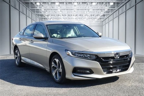 2. Honda Accord 2018 (giá khởi điểm: 23.600 USD, điểm an toàn: 9,1/10).