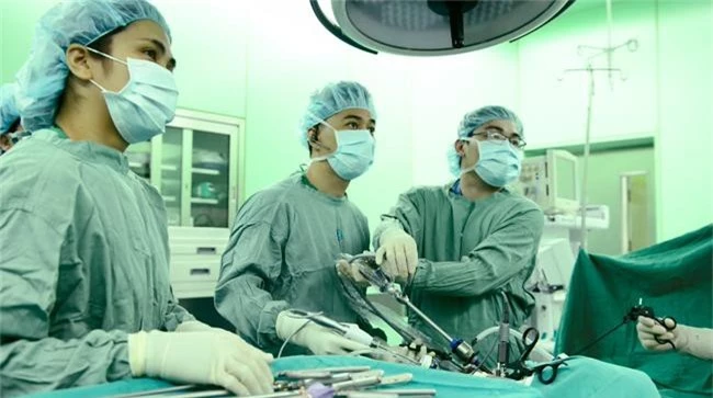 Các bác sĩ Bệnh viện Đại học Y dược TPHCM phẫu thuật cấp cứu thành công bệnh nhân H. bị tắc ruột do ăn 10 trái hồng liên tục (ảnh BM)
