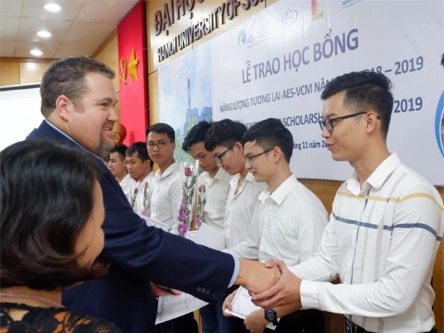 Ông David Stone ,Tổng Giám đốc Công ty TNHH Điện lực AES-TKV Mông Dương trao học hoc bổng cho các em học sinh