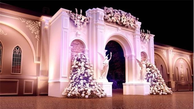 Bản vẽ 3D của rạp cưới cho thấy ekip sẽ tô điểm cho cánh cổng này bởi rất nhiều loài hoa tươi. 