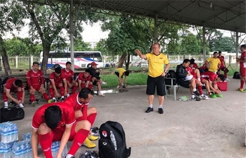 Tuyển Việt Nam gặp xui ở buổi tập đầu tiên tại Myanmar