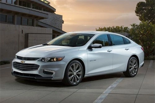 =3. Chevrolet Malibu 2018 (giá khởi điểm: 21.680 USD, điểm an toàn: 8,7/10).