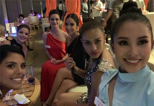 Tiểu Vy đẹp lấn át đội hình gái xinh Miss World 2018 trong đêm tiệc, tiết lộ đã được "dì Morley" để mắt tới