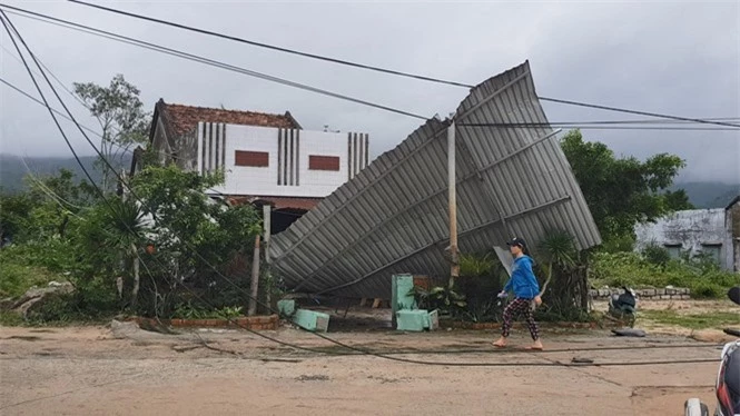 Lốc xoáy gây hư hại nặng cho các hộ dân ở xã Hòa Tâm, H.Đông Hòa, Phú Yên ẢNH: ĐỨC HUY.
