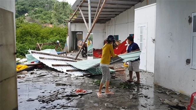 Điện lực Phú Yên nỗ lực sửa chữa để cung cấp điện cho người dân khắc phục hậu quả lốc xoáy ẢNH: ĐỨC HUY.