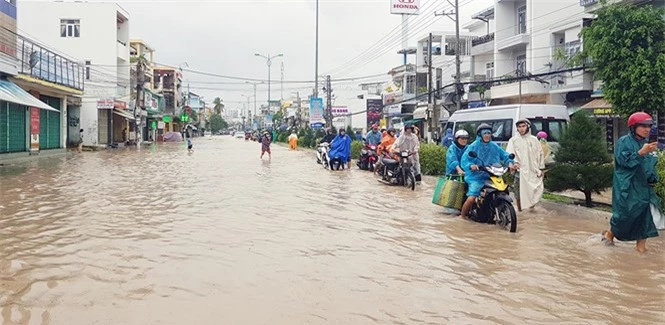 Đường 23 Tháng 10 (TP.Nha Trang) ngập sâu cục bộ.