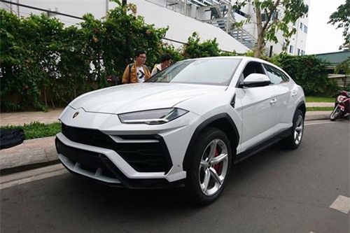 Minh Nhựa tậu siêu xe Lamborghini Urus đầu tiên ở Việt Nam