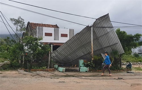 Phú Yên: Lốc xoáy kinh hoàng, hơn 100 căn nhà bị tốc mái