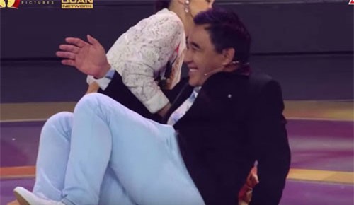 MC Quyền Linh “ngã lăn” trên sân khấu khiến khán giả cười ngặt nghẽo