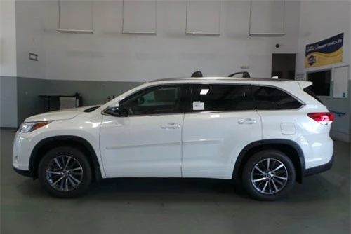 6. Toyota Highlander 2018 (giá khởi điểm: 31.230 USD, điểm an toàn: 8,7/10).