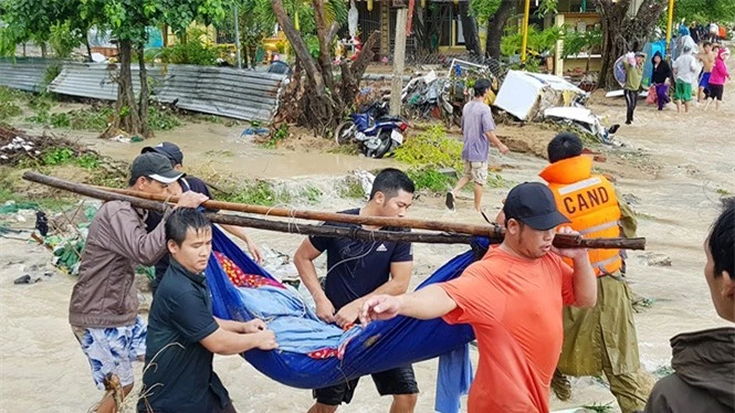 Đưa người bị nạn trong vụ sạt lở ở thôn Thành Phát (xã Phước Đồng, TP.Nha Trang) đi cấp cứu.