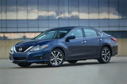 =7. Nissan Altima 2018 (giá khởi điểm: 23.140 USD, điểm an toàn: 8,3/10).