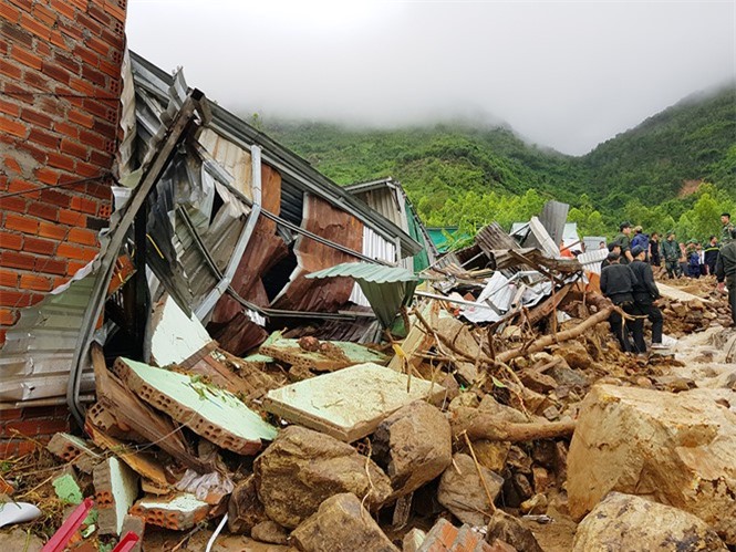 Nha Trang tang thương vì lũ dữ, 12 người chết