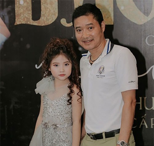 Cựu danh thủ Hồng Sơn ủng hộ con gái út làm mẫu nhí