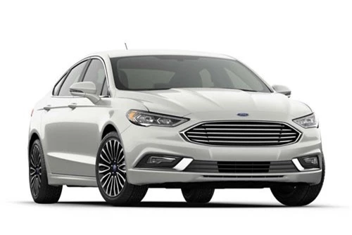 =7. Ford Fusion 2018 (giá khởi điểm: 22.120 USD, điểm an toàn: 8,3/10).