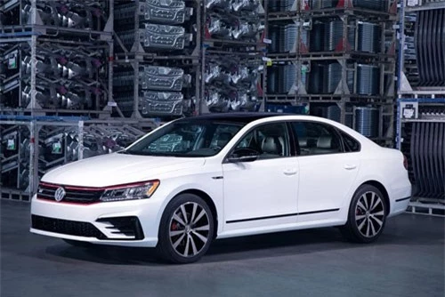 =9. Volkswagen Passat 2019 (giá khởi điểm: 25.295 USD, điểm an toàn: 8,1/10).