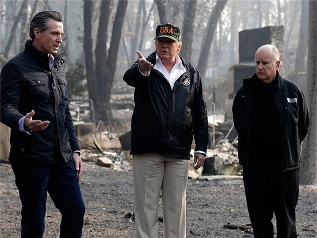  Tổng thống Mỹ Donald Trump trao đổi với Thống đốc California đắc cử Gavin Newsom (trái) và Thống đốc California sắp ra đi Jerry Brown (phải) khi đến thị trấn Paradise, bang California (Mỹ) ngày 17-11. Ảnh: AP 