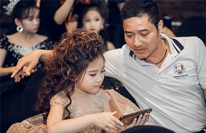 Cựu danh thủ Hồng Sơn và con gái út tại họp báo hôm 15/11.
