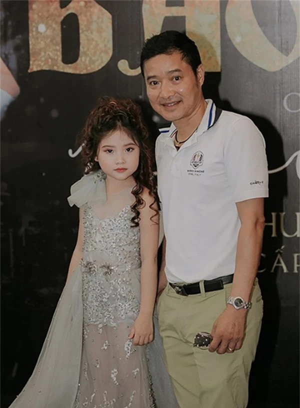 Khánh Vân sinh năm 2013, bộc lộ năng khiếu từ nhỏ và được bố mẹ ủng hộ theo con đường nghệ thuật.