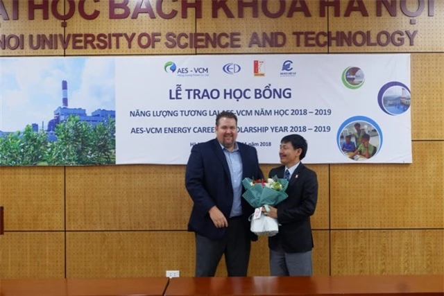 đây là năm thứ 2, Công ty TNHH Điện lực AES-TKV Mông Dương  trao tặng học bổng Năng lượng tương lai cho sinh viên ngành điện 