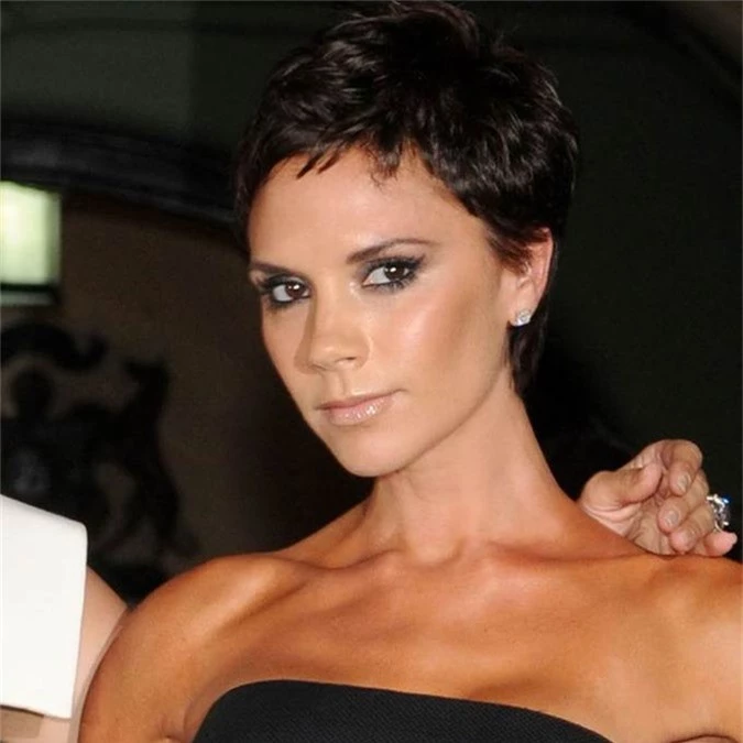 Diện mạo Victoria Beckham đã thay đổi thế nào qua hơn 20 năm