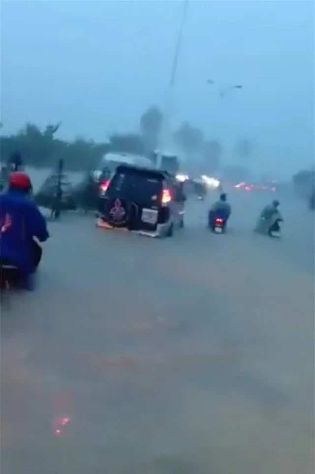 Mưa lớn khiến nhiều nơi ở Nha Trang bị lụt cục bộ, sạt lở đất sáng 18/11
