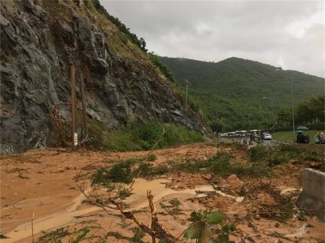 Đường Nha Trang đi sân bay Cam Ranh bị 2000m3 đất đá vùi lấp chưa thể thông tuyến