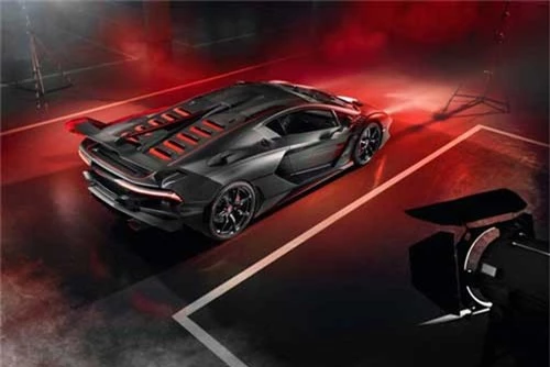 Lamborghini tung 2 phiên bản "dị biệt" của Urus và Aventador. Phân nhánh đua xe thể thao của Lamborghini là Squadra Corse vừa giới thiệu liên tiếp 2 mẫu xe là Urus ST-X Concept cùng dòng xe độc lập có tên SC18. (CHI TIẾT)