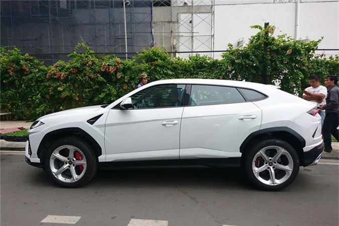 Minh Nhua ruoc sieu SUV Lamborghini Urus dau tien ve nha-Hinh-2