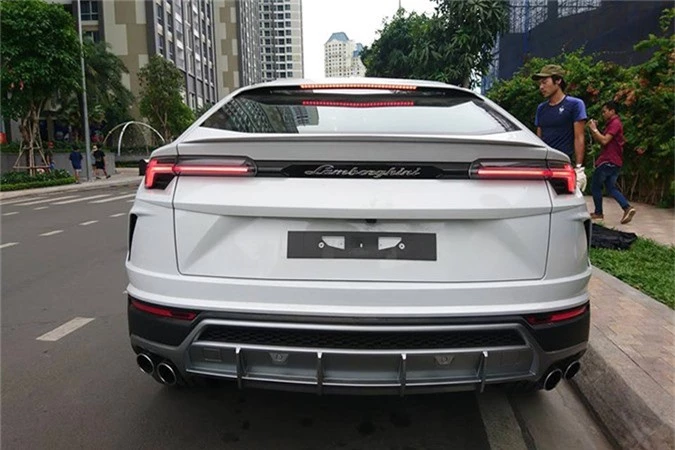 Minh Nhua ruoc sieu SUV Lamborghini Urus dau tien ve nha-Hinh-4