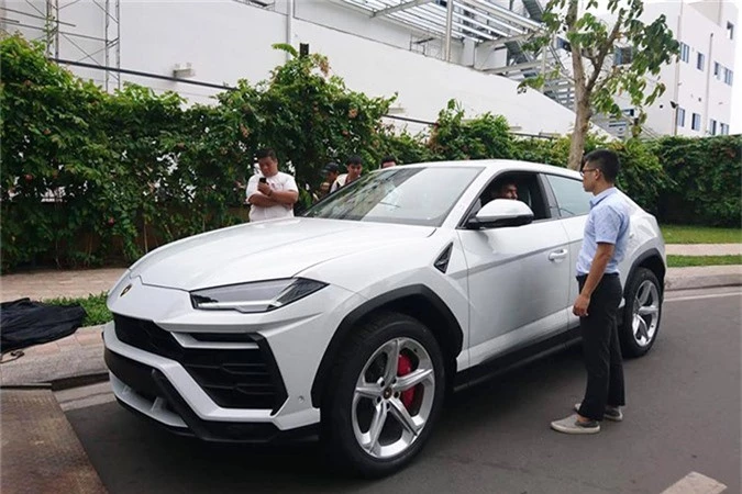 Minh Nhua ruoc sieu SUV Lamborghini Urus dau tien ve nha-Hinh-5