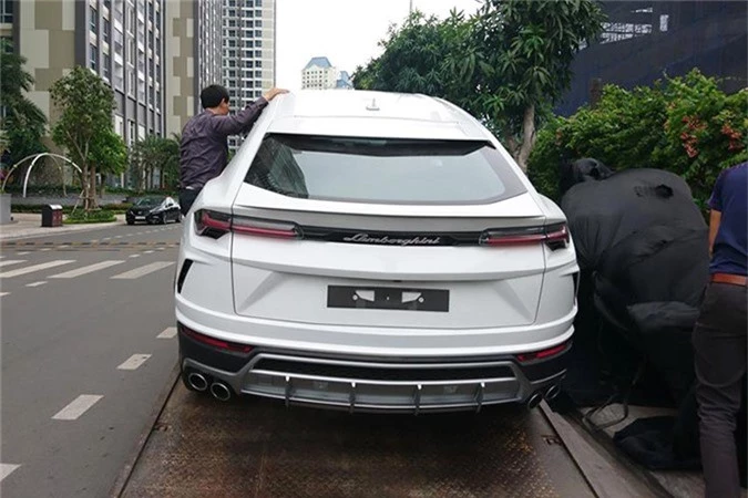 Minh Nhua ruoc sieu SUV Lamborghini Urus dau tien ve nha-Hinh-8