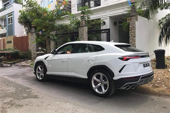 Minh Nhua ruoc sieu SUV Lamborghini Urus dau tien ve nha-Hinh-9