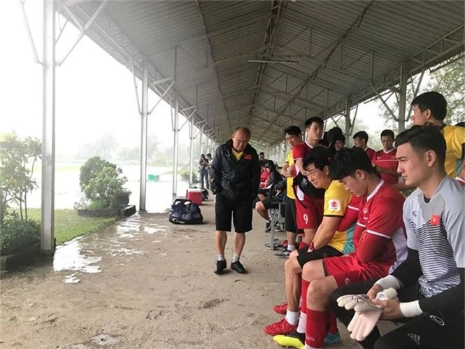 Tuy nhiên, khi thầy trò HLV Park Hang Seo tới sân tập (sân phụ của sân vận động Thuwunna), trời bỗng đổ mưa như trút nước.
