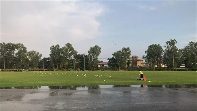 Sau gần một tiếng hồ chờ đợi, cuối cùng mưa cũng tạnh. Lúc này, đội tuyển Việt Nam mới có thể ra sân tập luyện.