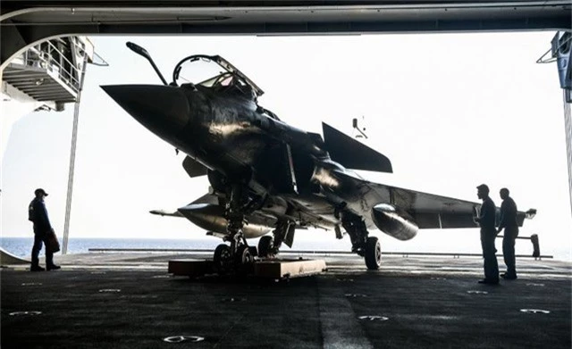  Máy bay chiến đấu Rafale của Pháp đậu trên tàu sân bay Charles de Gaulle, tàu sân bay chạy bằng năng lượng hạt nhân duy nhất của châu Âu. Con tàu có chiều dài tổng thể 260 m, chỗ rộng nhất 64,36m, và có thể chở chở 28-40 máy bay tùy loại. 