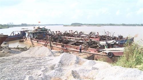 Phát hiện, bắt quả tang 2 tàu khai thác cát trái phép