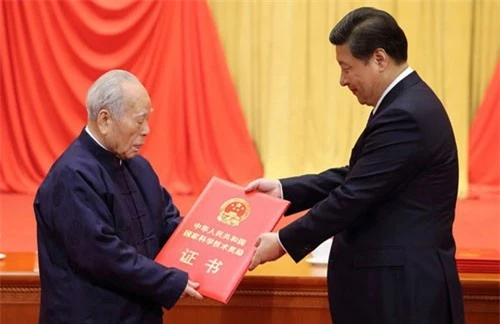 Ông Trình Khai Giáp nhận giải thưởng từ Chủ tịch Tập Cận Bình vào năm 2014 ẢNH CHỤP MÀN HÌNH RT.