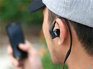 Clip: Hiểm họa khôn lường từ việc đeo tai nghe quá lâu