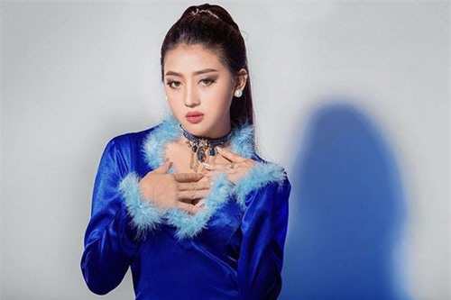 Chiêm ngưỡng vẻ đẹp hút hồn của bạn gái “Ronaldo Myanmar”