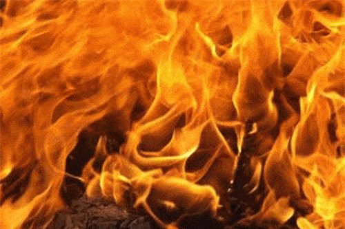 Clip: Vợ yêu cầu ly hôn, chồng 'nổi điên' tẩm xăng dọa thiêu chết cả nhà