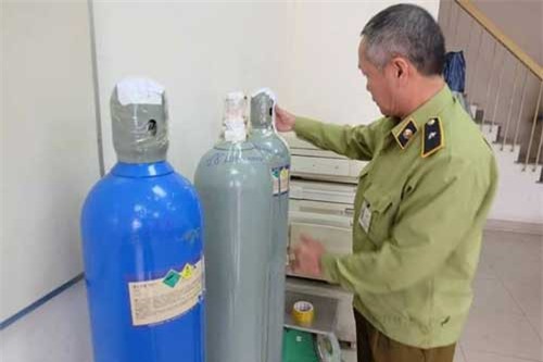 Hà Nội phát hiện và thu giữ hàng chục bình chứa khí cười N2O