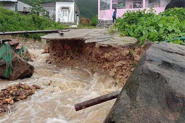 Mưa to, lũ lớn càn quét nhiều nơi ở TP. Nha Trang (Ảnh: TA) 