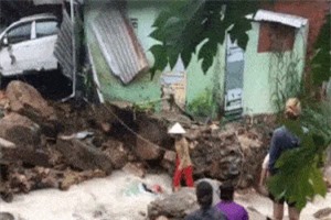 Clip : Nước lũ chảy như 'sóng thần' tại Nha Trang