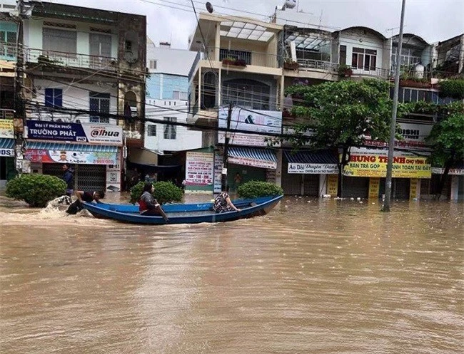 Bơi thuyền trong thành phố (Ảnh: VH)