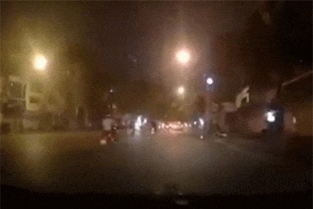 Clip: Phóng xe với ‘tốc độ bàn thờ’, nam thanh niên đâm thẳng vô người đi đường