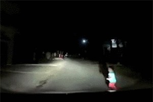 Clip: Em bé may mắn thoát khỏi ‘lưỡi hái tử thần’ trong gang tấc